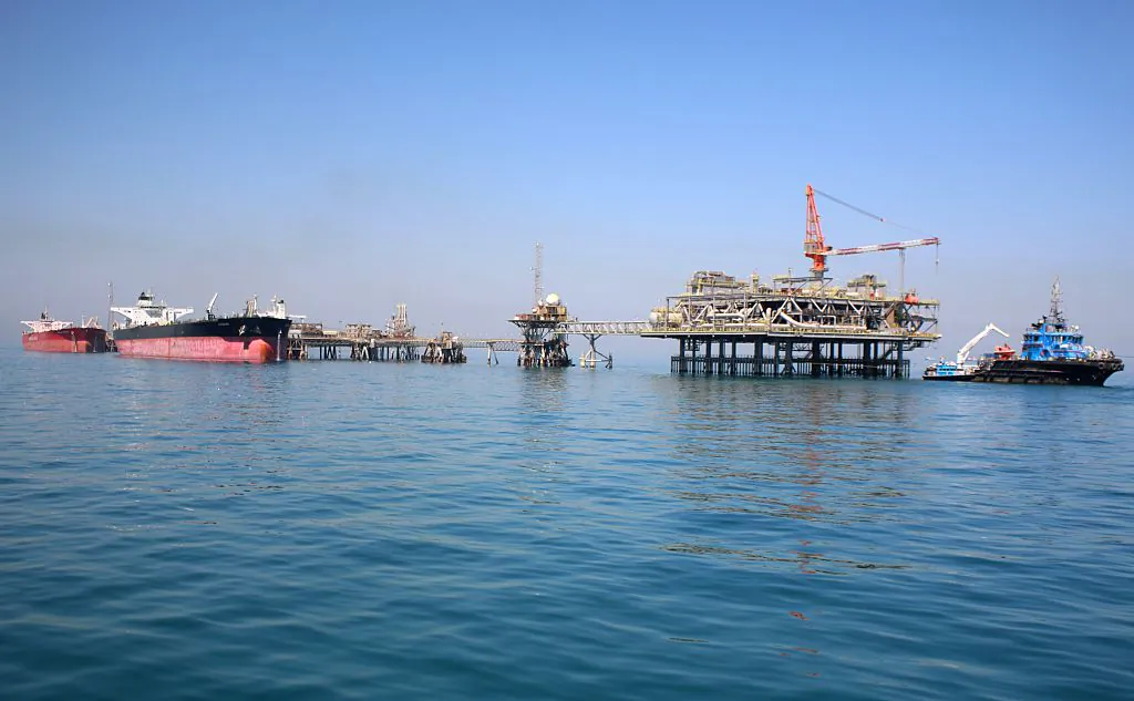 Oil tankers dock at a floating platform on Sept. 21, 2014, offshore from the southern Iraqi port city of Al Faw, 90 kilometres south of Basra.  (Haidar Mohammed/ALI/AFP/Getty Images)