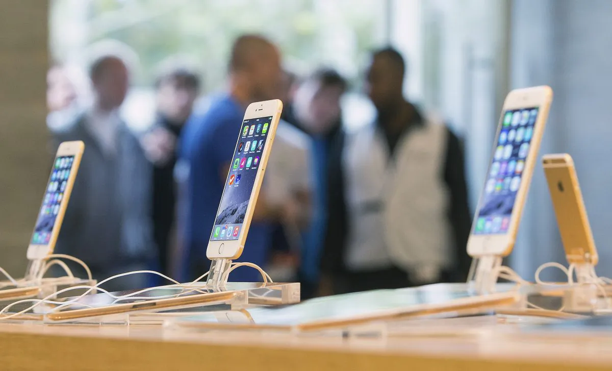 Customers stand in line at the Apple store in Berlin, on Sept. 19, 2014. (Hannibal/Reuters)