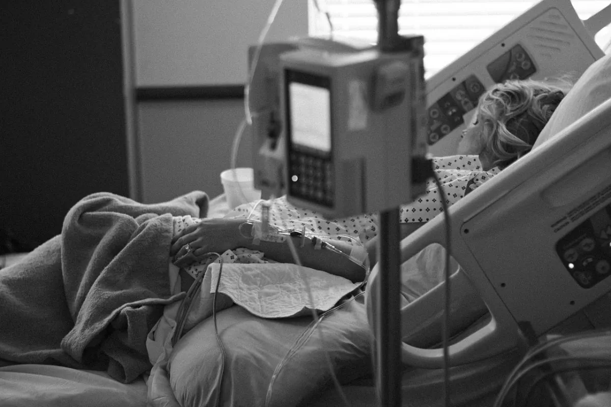 A woman lying in a hospital bed. (Pixabay)