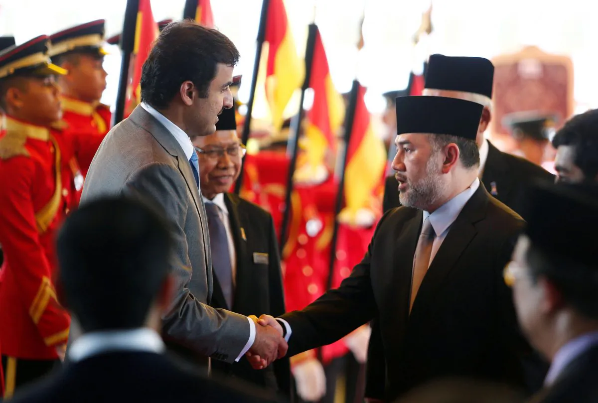 Qatar's Emir Sheikh Tamim bin Hamad al-Thani (L) shakes hand with Malaysia's King Muhammad V after a state welcome ceremony at the Parliament House in Kuala Lumpur, Malaysia Oct. 16, 2017. (Lai Seng Sin/Reuters)
