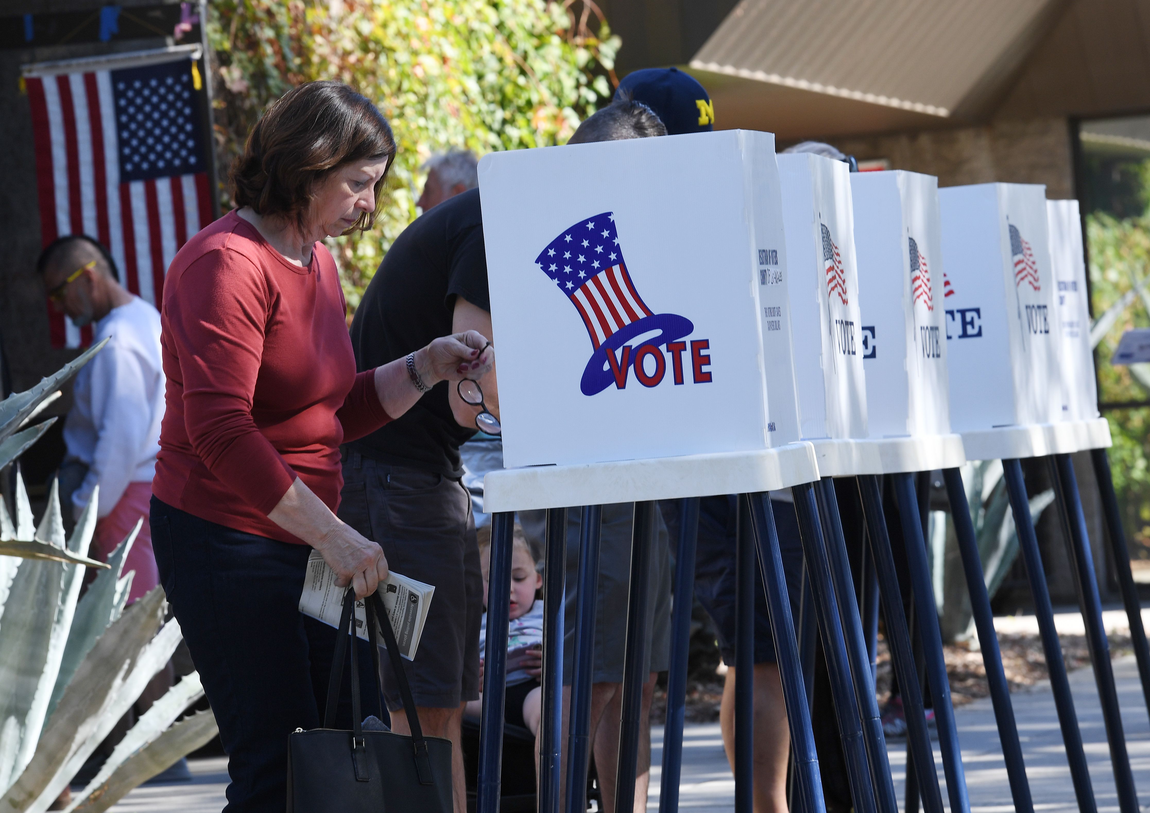 China Seeks to Influence US Politicians Ahead of Midterm Elections: Former Intelligence Officer - Vimarsana News
