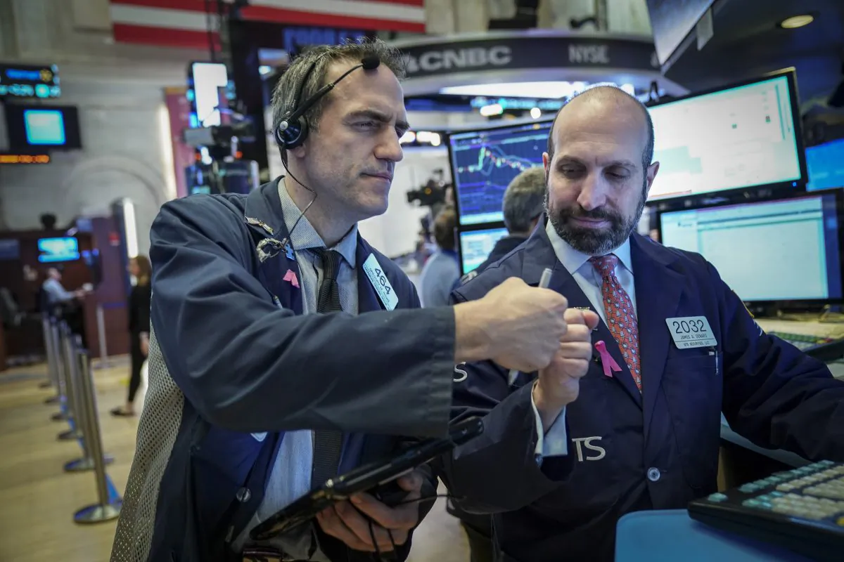 Traders and financial professionals work on the floor of the New York Stock Exchange ahead of the opening bell on Jan. 4, 2019. (Drew Angerer/Getty Images)