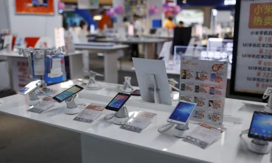 China Smartphone Shipments Seen Down 12-15.5 Percent Last Year: Market Data