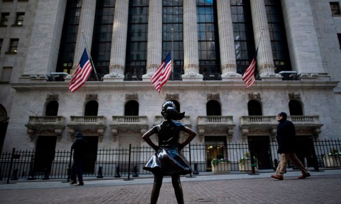 “无所畏惧的女孩”雕像于 2019 年 1 月 9 日在纽约面向纽约证券交易所 (NYSE) 站立。（Johannes EiseleJ/法新社/盖蒂图片社）