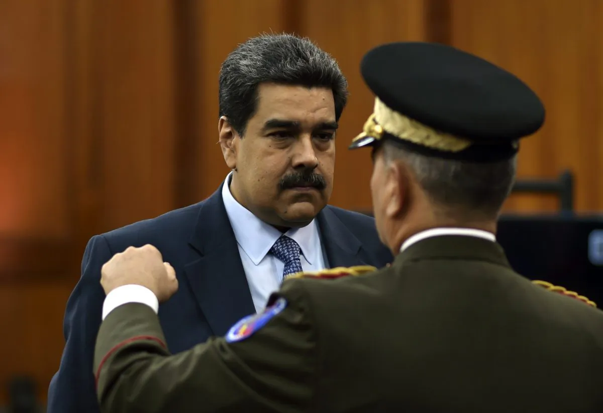 Venezuela's President Nicolas Maduro speaks with defence minister Vladimir Padrino at the Miraflores presidential palace in Caracas, Venezuela, on Jan.  9, 2018. (Yuri Corteza/AFP/Getty Images)