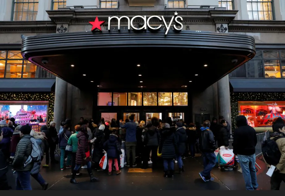 People gather at the Broadway entrance of Macy's Herald Square store ahead of early opening for the Black Friday sales in Manhattan, New York, U.S. November 23, 2017. (Andrew Kelly/Reuters)