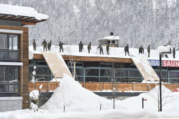 Austrian Bundesheer clean a roof