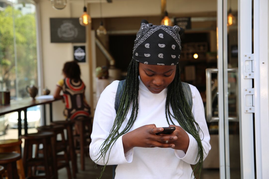 New research finds that people that overuse social media have the same kind of impaired decision making found among drug addicts. (Angelo Moleele/Unsplash)