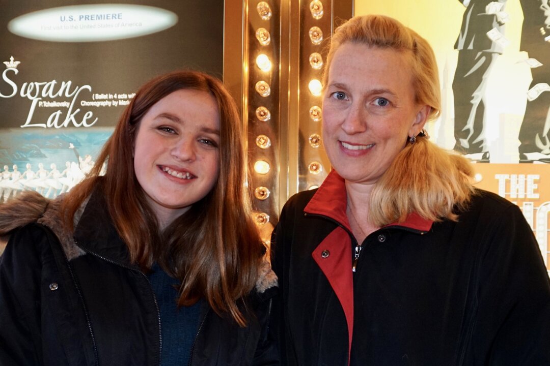 Young dancer Olivia Johnson and her mother Kimberly Johnson enjoyed Shen Yun Performing Arts at Paramount Theatre, in Aurora, Illinois, on Jan. 13, 2019. (Catherine Wen/The Epoch Times)