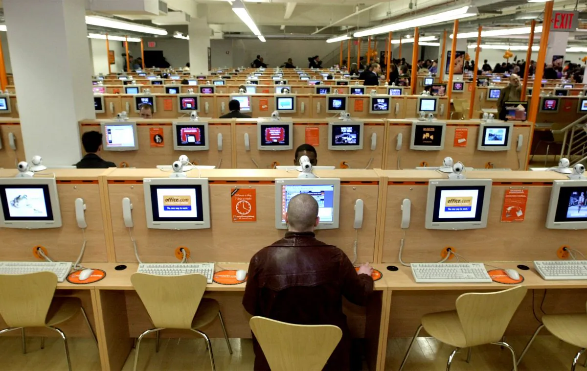 An internet cafe in Times Square, New York City, on Nov. 28, 2000. (Chris Hondros/Newsmakers)