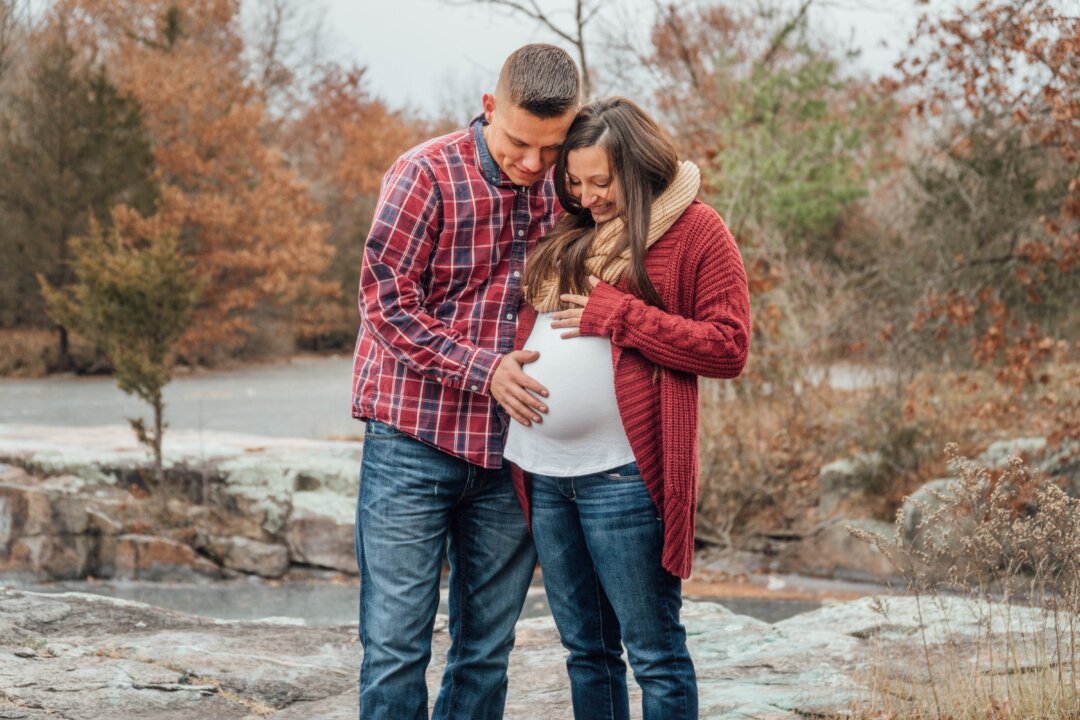 Choosing a natural childbirth can offer mothers a safer, quicker labor.(Jacob Postuma/Unsplash)