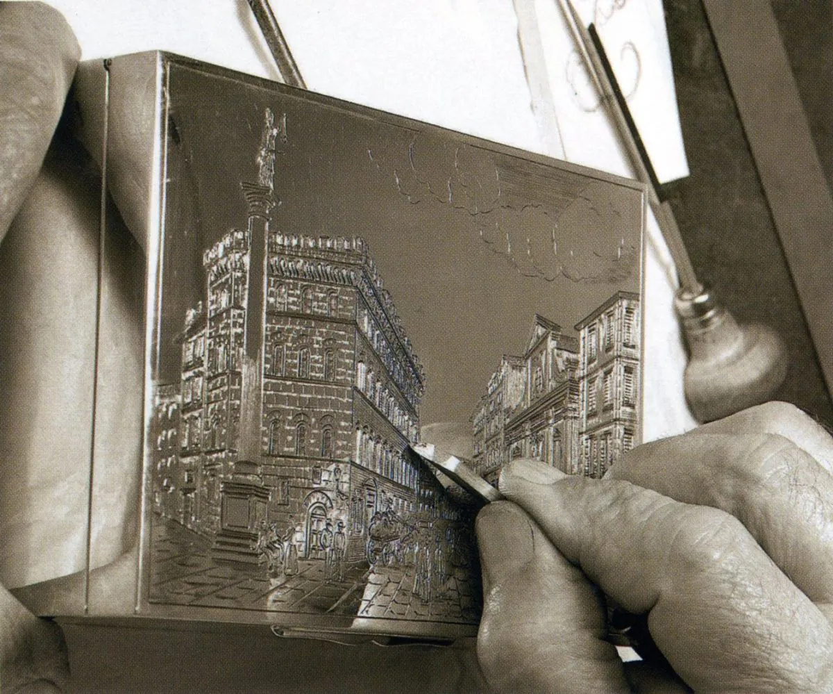 Paolo Pagliai engraves a box with an 18th century print by Florentine printmaker Giuseppe Zocchi. (Lorenzo Michelini/Argentiere Pagliai)
