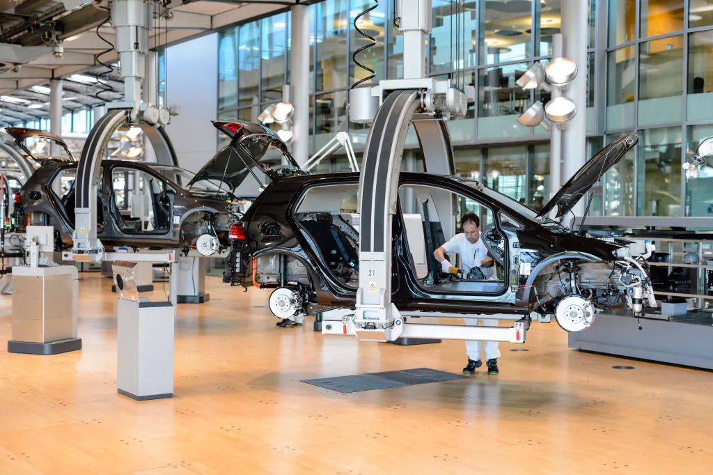 An employee works on a Volkswagen e-Golf electric automobile on the assembly line inside the Volkswagen AG (VW) factory on May 8, 2018 in Dresden, Germany. (Jens Schlueter/Getty Images)