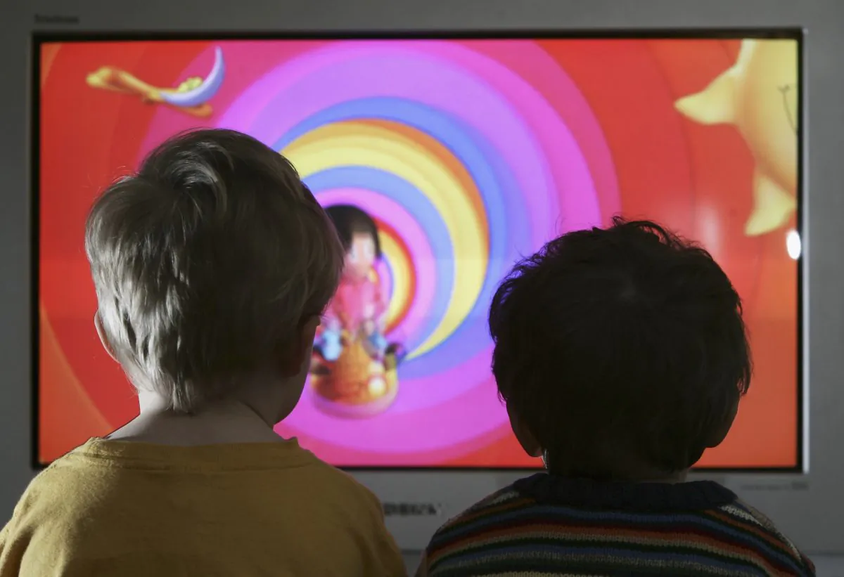 Unidentified children watching television on Jan. 27, 2005. (Peter Macdiarmid-Getty Images)