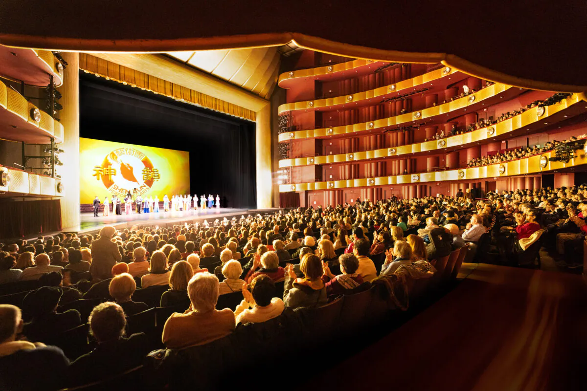 Shen Yun Performing Arts curtain call at New York's Lincoln Center on March 7, 2019. (Dai Bing/The Epoch Times)