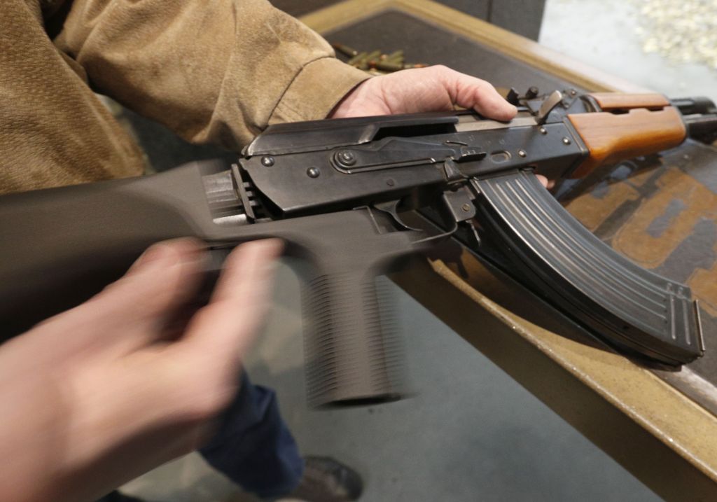 man shoots five robbers