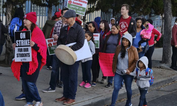 Parents arrive with their children to Evelyn Thurman Gratts Elementary School as people rally in support of a teacher strike in Los Angeles on Jan. 22, 2019. (Richard Vogel/AP)
