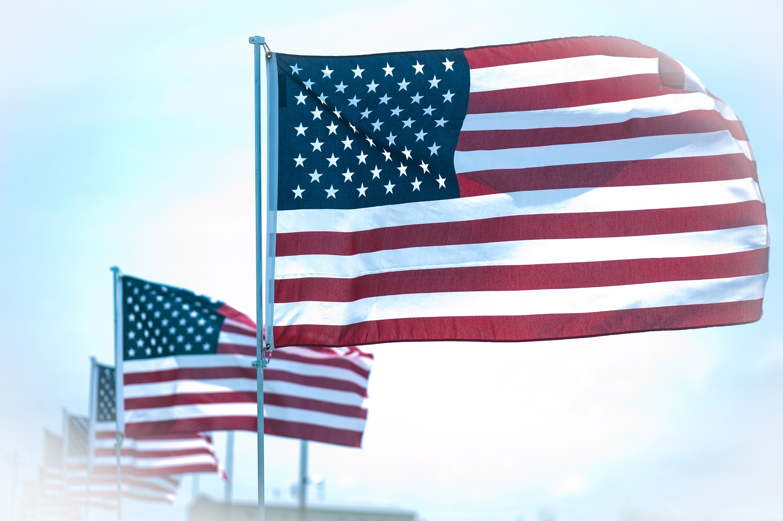 Слоган сша. Американские флаги и лозунги. Американский флаг на форме. Американский флаг на фоне тюрьмы. Американский флаг на трибуне.