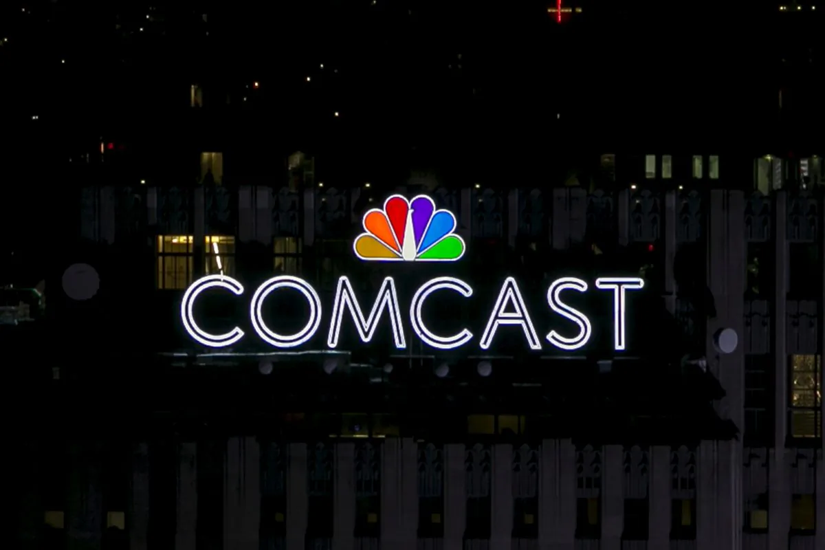 The NBC and Comcast logo are displayed on top of 30 Rockefeller Plaza in midtown Manhattan in New York July 1, 2015.  (Reuters/Brendan McDermid)