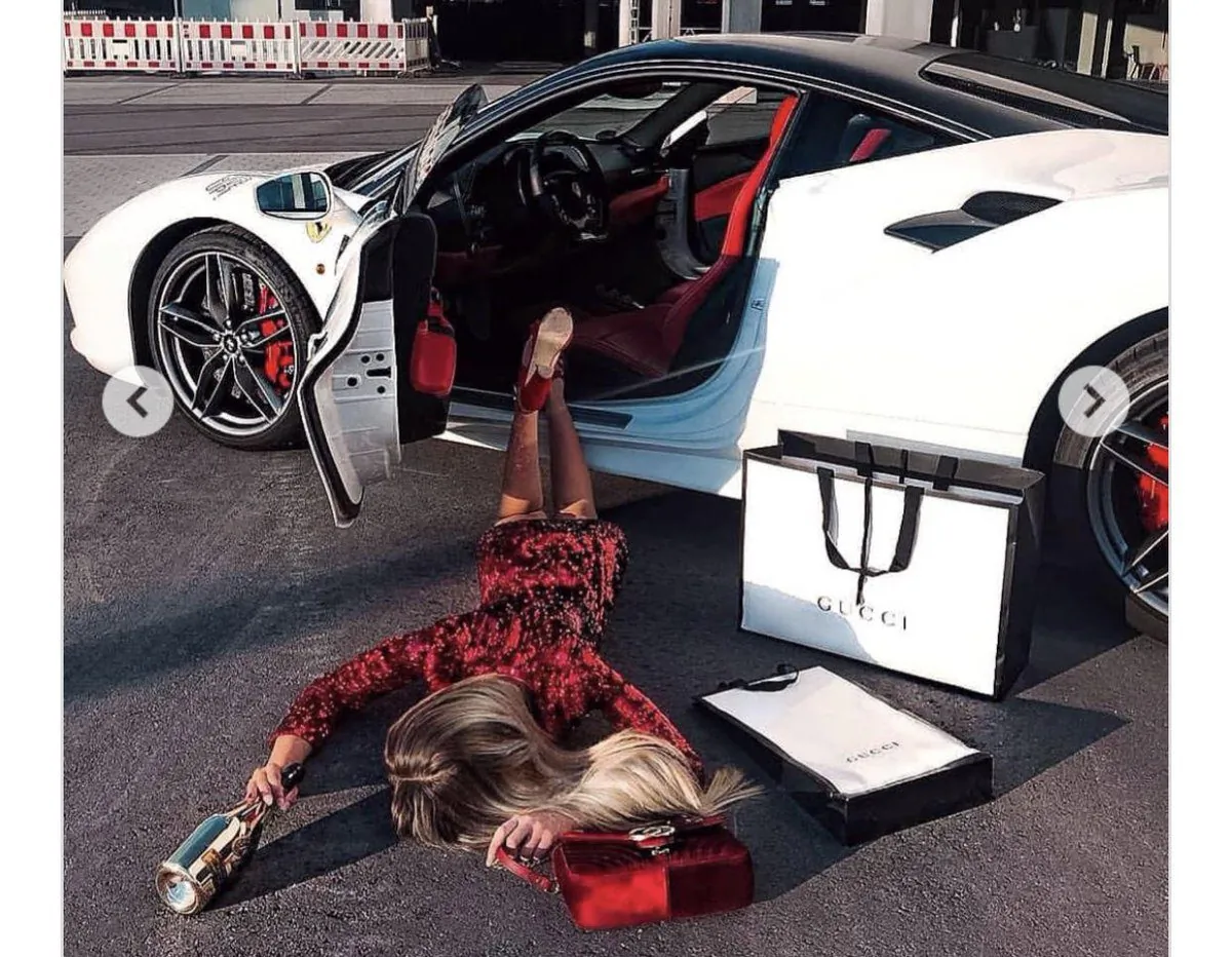 #Flaunt Your Wealth. (Screenshot via Weibo)