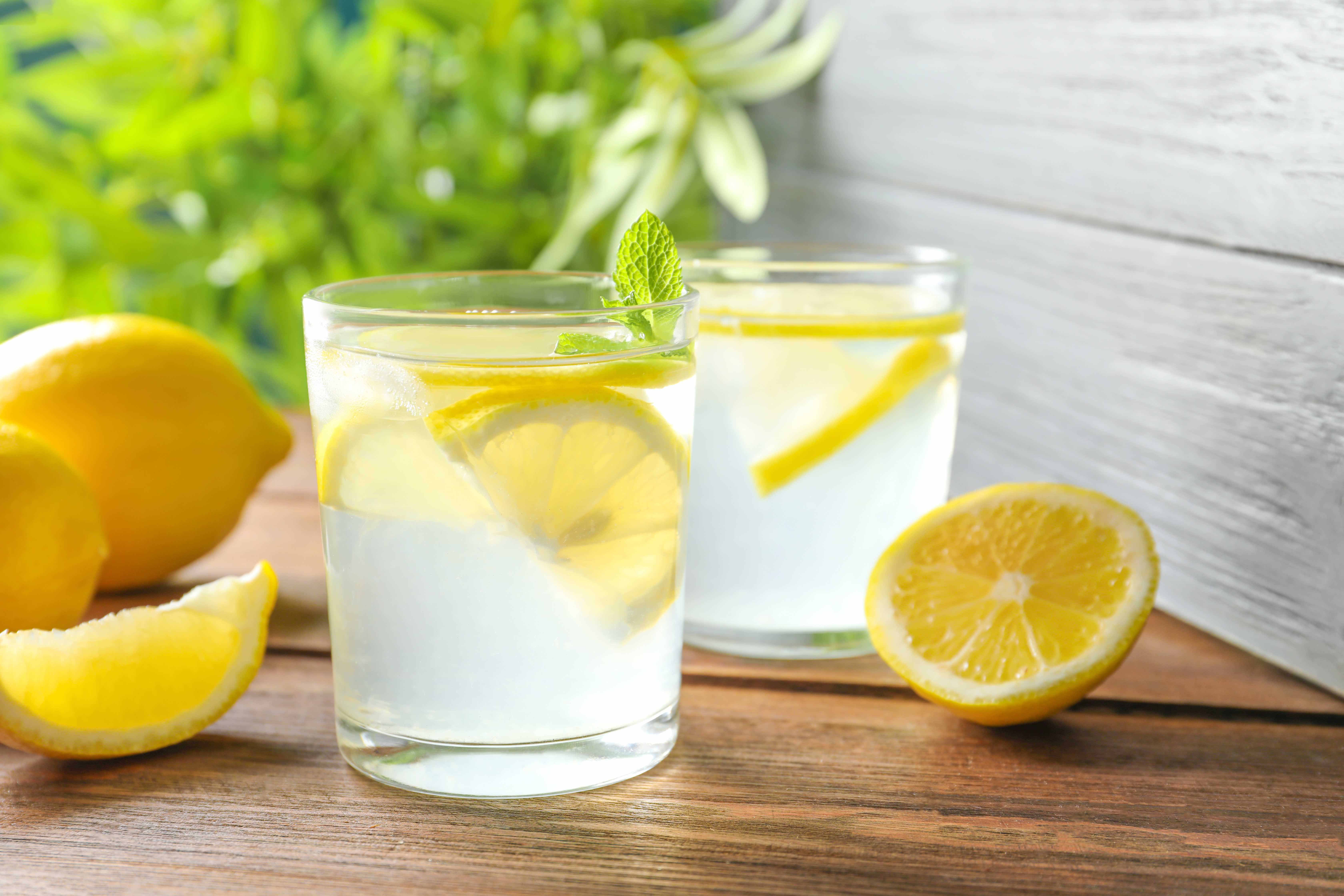 Пить горячую воду с лимоном. Лимонная вода. Вода с лимоном. Стакан с лимоном. Цитрусовый лимонад.