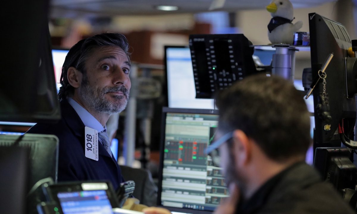 Stocks Close Higher as Tech Rises
