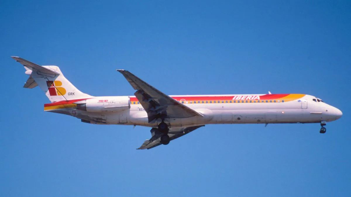 An Iberia MD-87 is flying on June 20, 2001. (Aero Icarus/Flickr[CC BY-SA-2.0 (ept.ms/2utDIe9)])