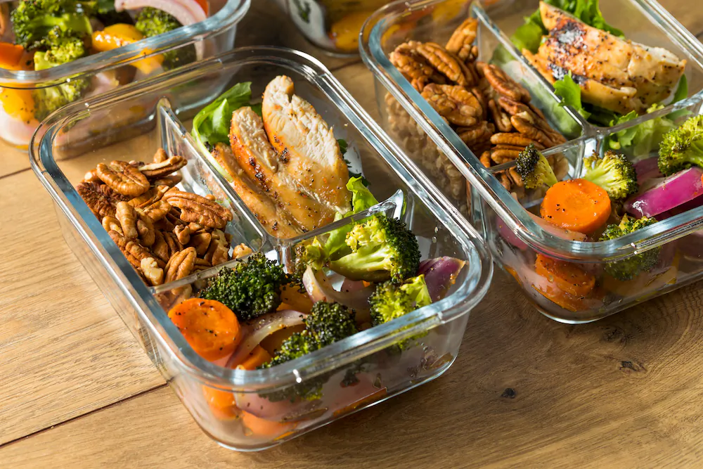 Keto chicken meal with veggies. (Shutterstock)