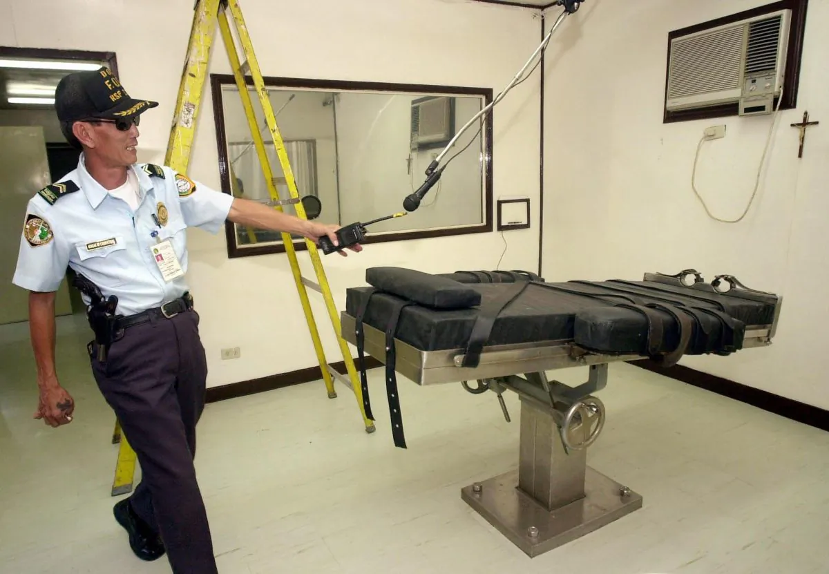 A prison guard secures the lethal injection chamber at the National Penitentiary in Muntinlupa a suburb of Manila. (Joel Nito/AFP/Getty Images) 