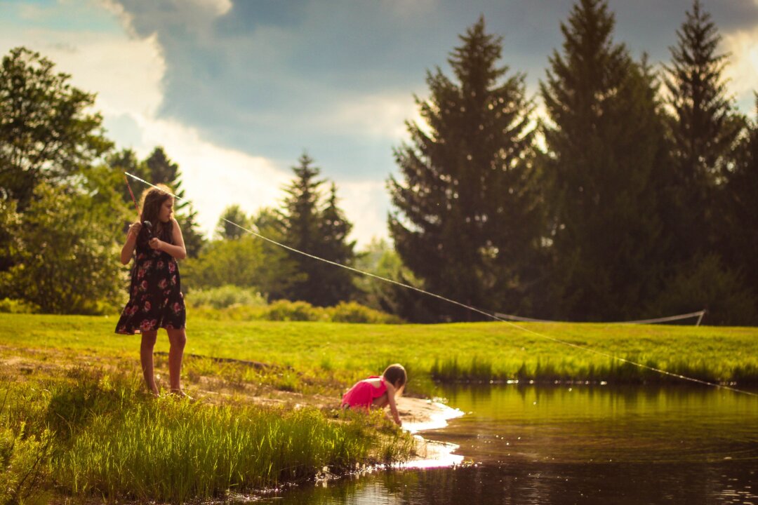 Children in forest nature programs experience tremendous social, emotional and physical benefits from playing outdoors. (Luke Brugger/Unsplash)