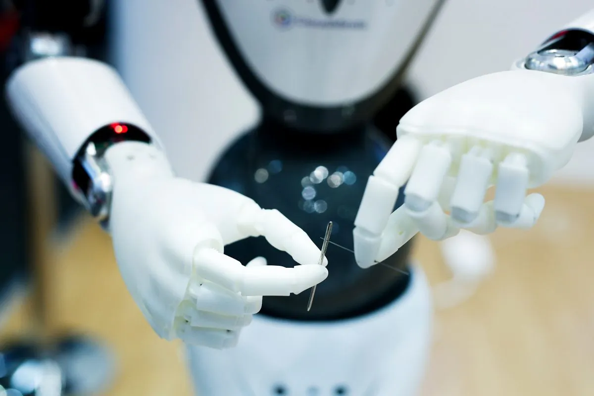 A CloudMinds robot uses a needle at the Mobile World Congress (MWC) in Barcelona on February 26, 2019. PAU BARRENA/AFP/Getty Images)