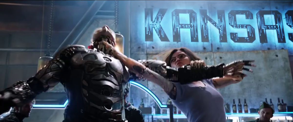 Alita kungfus an opponent