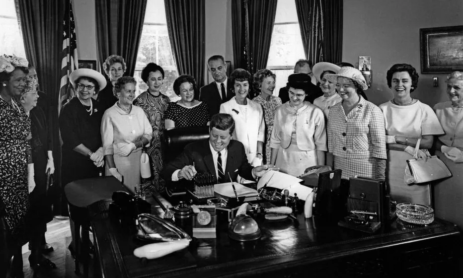 A SECTION_NYC
A SECTION_NYC
100%
10
President John F. Kennedy signs the Equal Pay Act in the Oval Office of the White House on June 10, 1963. JFK Presidential Library and Museum/Public Domain
Screen reader support enabled.
President John F. Kennedy signs the Equal Pay Act in the Oval Office of the White House on June 10, 1963. JFK Presidential Library and Museum/Public Domain