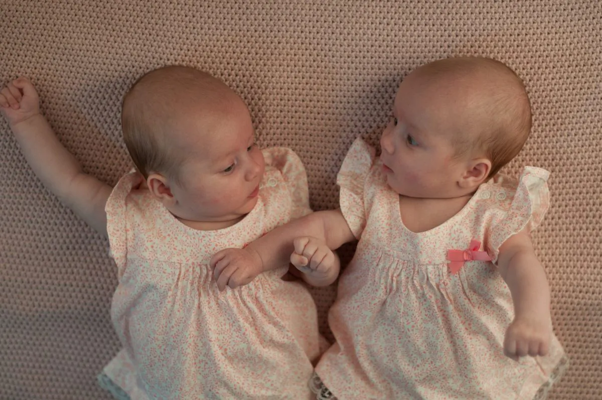 Twin babies laying down together. (Pixabay via MGN Online)