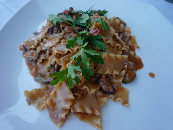 Mussels with pasta in chocolate sauce