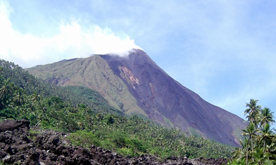 Video: Lava, Gas Flowing out Indonesia Volcano Sends People Fleeing