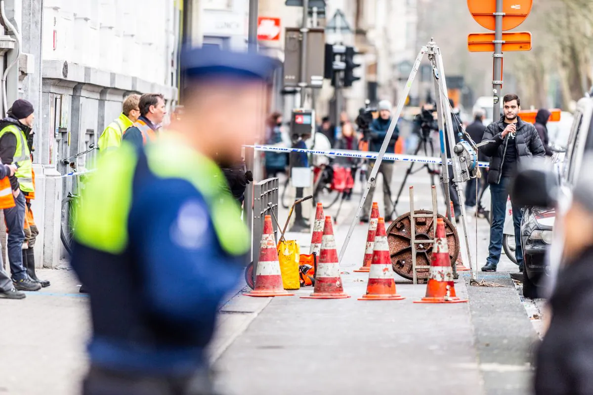 Police cordon off the area outside the BNP Paribas Fortis bank following a robbery in Antwerp, Belgium, on Feb. 4, 2019. (Jonas Roosens/AFP/Getty Images)
