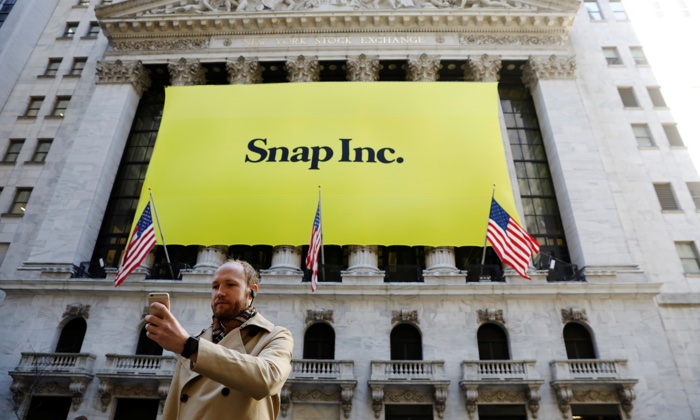 Snap Logo outside NYSE