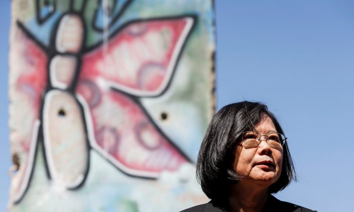 Taiwanese President Tsai Ing-wen standing by a section of the Berlin Wall at the Ronald Reagan Presidential Library in Simi Valley, California, U.S. on Aug. 13, 2018. (Ringo Chiu/Reuters)