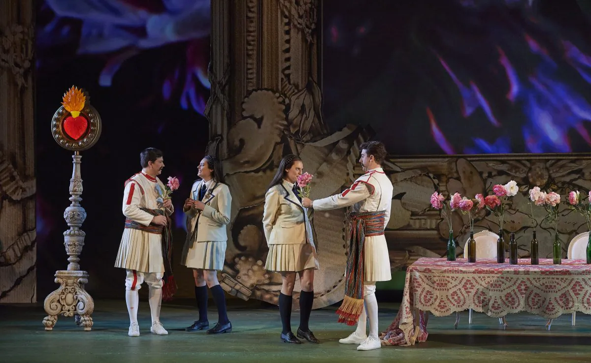 A scene from the Canadian Opera Company’s production of Così fan tutte, 2019. (Michael Cooper)