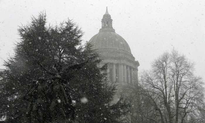 Snow falls at the Washington Capitol in Olympia, Wash., on Feb. 8, 2019. (Photo/Rachel La Corte/AP)