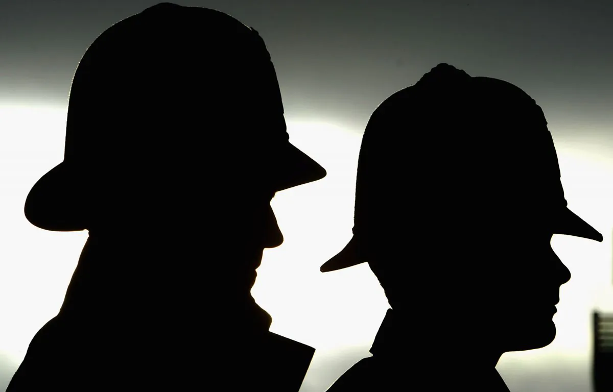 Police officers stand guard outside a London court on Jan. 13, 2003 (Ian Waldie/Getty Images)