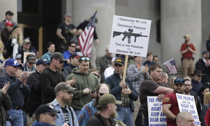 Gun advocates are pictured in front of the Washington state capitol during the 'March for Our Rights' pro-gun rally in Olympia, Washington on April 21, 2018. (Jason Redmond / AFP)