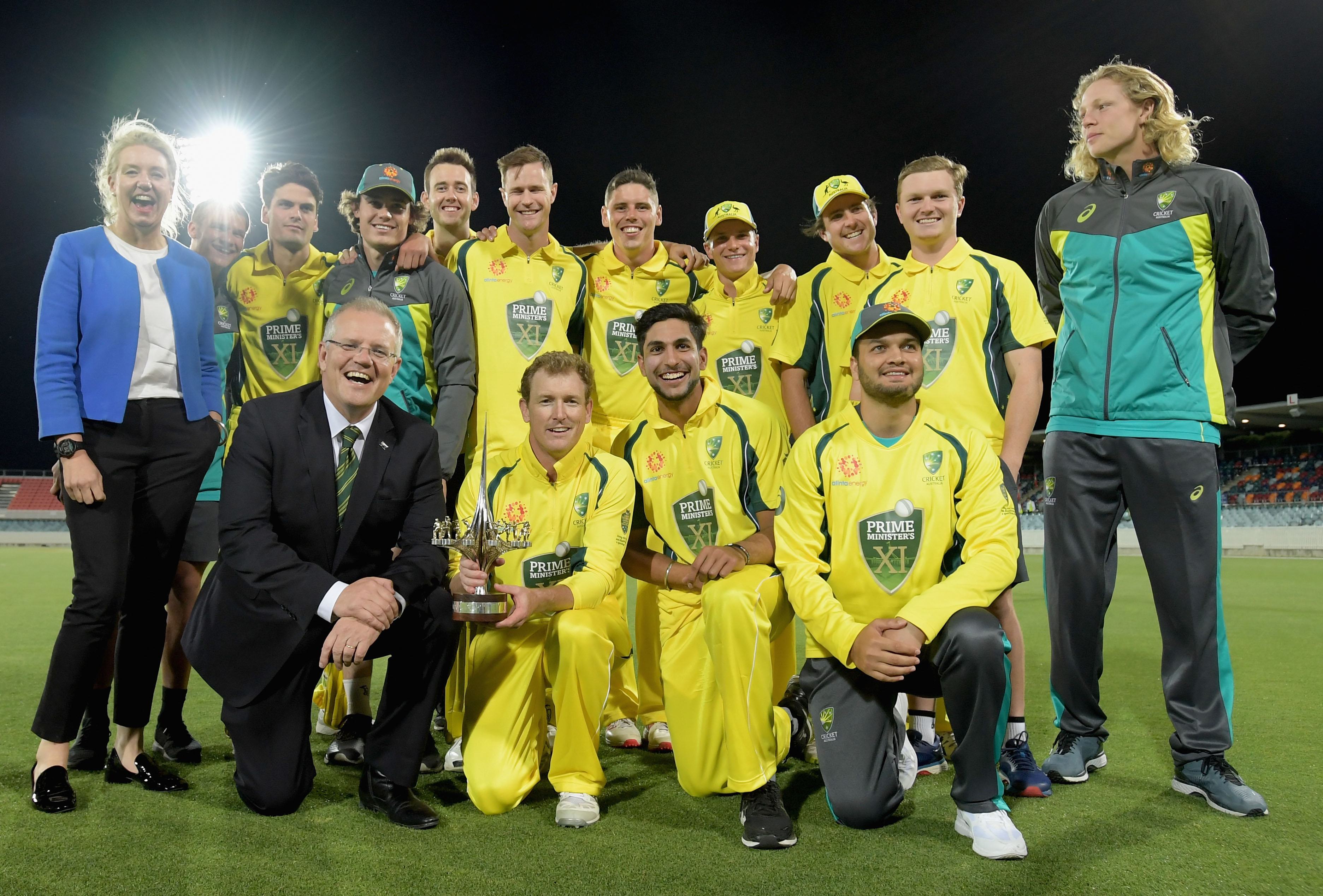 Prime Minister Scott Morrison and Deputy Nationals leader Bridget McKenzie (L) with the Australian cricket team