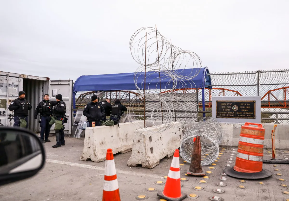 U.S. Customs and Border Protection officers stand next to newly-installed concertina wire halfway along the Camino Real International Bridge from Piedras Negras, Mexico, towards Eagle Pass, Texas, on Feb. 8, 2019. (Charlotte Cuthbertson/The Epoch Times)