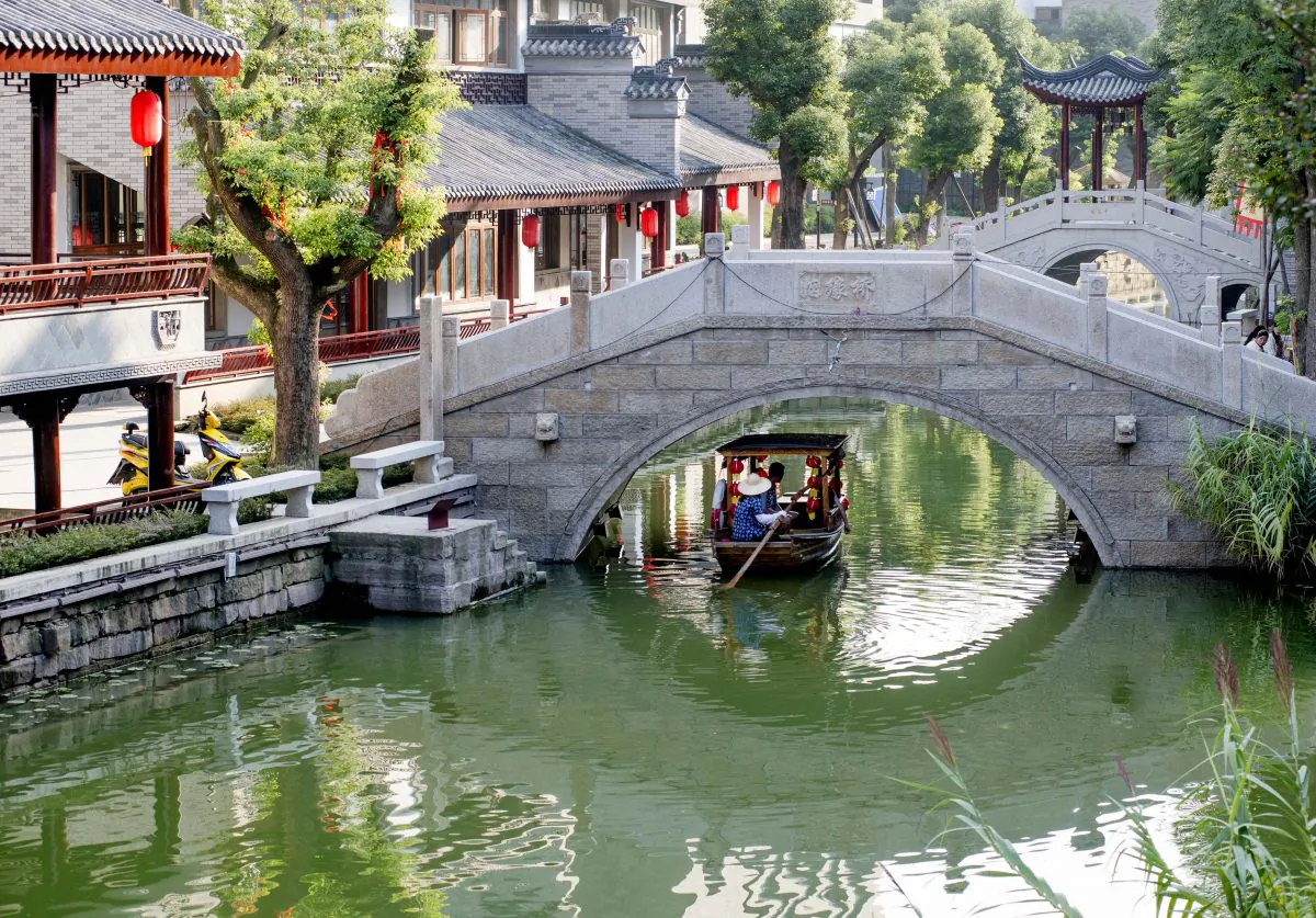 The Longtan Canal Town, built in the style of the "Dream of Red Mansions," in Chengdu City, Sichuan Province, China. (The Epoch Times)