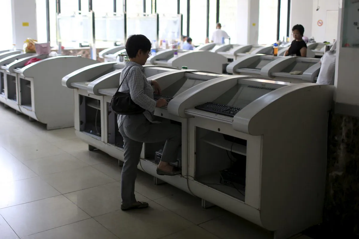 Investors check stock information on computers at a brokerage house in Shanghai, China on Aug. 25, 2015. (Aly Song/Reuters)