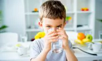 Living Healthy: 8 Reasons to Drink 8 Glasses of Water a Day