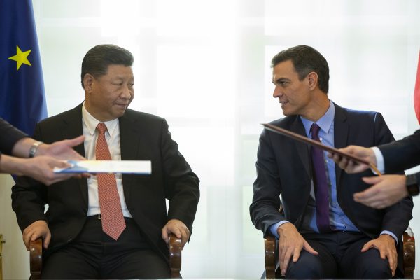 Spanish Prime Minister Pedro Sanchez (R) and Chinese President Xi Jinping.