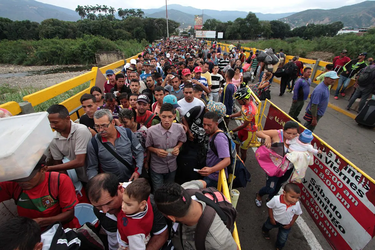 Venezuelan citizens cross the Simon Bolivar international bridge from San Antonio del Tachira in Venezuela to Norte de Santander province of Colombia on February 10, 2018. (GEORGE CASTELLANOS/AFP/Getty Images)